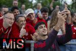 24.07.2024, Fussball 1. Bundesliga 2024/2025, Testspiel im Trainingslager des FC Bayern Mnchen in Rottach-Egern am Tegernsee am Sportplatz Birkenmoos, FC Rottach Egern - FC Bayern Mnchen, Aleksandar Pavlovic (Bayern Mnchen) gibt nach dem Spiel den Fans noch Autogramme und Selfies.