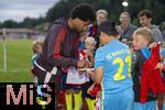 24.07.2024, Fussball 1. Bundesliga 2024/2025, Testspiel im Trainingslager des FC Bayern Mnchen in Rottach-Egern am Tegernsee am Sportplatz Birkenmoos, FC Rottach Egern - FC Bayern Mnchen, Serge Gnabry (FC Bayern Mnchen) gibt nach dem Spiel den Fans noch Autogramme.