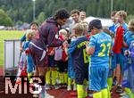 24.07.2024, Fussball 1. Bundesliga 2024/2025, Testspiel im Trainingslager des FC Bayern Mnchen in Rottach-Egern am Tegernsee am Sportplatz Birkenmoos, FC Rottach Egern - FC Bayern Mnchen, Serge Gnabry (FC Bayern Mnchen) gibt nach dem Spiel den Fans noch Autogramme.