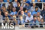 02.08.2024, Fussball 3. Liga 2024/2025, 1.Spieltag, TSV 1860 Mnchen - 1.FC Saarbrcken, im Stdtischen Stadion an der Grnwalderstrasse, Mnchen.  Ehrentribne, mittlere Reihe li: Hans Sitzberger, mitte mit Handy: Bruder von Hasan Ismaik, Yahya Ismaik.,  unten: Prsident Robert Reisinger (1860 Mnchen), Oliver Mueller (li, Geschftsfhrer Kaufmnnisch, 1860 Mnchen) 


