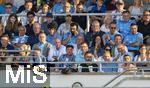 02.08.2024, Fussball 3. Liga 2024/2025, 1.Spieltag, TSV 1860 Mnchen - 1.FC Saarbrcken, im Stdtischen Stadion an der Grnwalderstrasse, Mnchen.  Ehrentribne, mittlere Reihe li: Hans Sitzberger, mitte mit Handy: Bruder von Hasan Ismaik, Yahya Ismaik., re: Anthony Power (1860), unten: Prsident Robert Reisinger (1860 Mnchen), Oliver Mueller (li, Geschftsfhrer Kaufmnnisch, 1860 Mnchen) 


