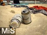 09.08.2024, Beliebtes Reiseziel der Deutschen, Mallorca. Auf der Baleareninsel tobt das Leben. Hier in Cala Ratjada am Strand liegen Bierdosen der Urlauber im Sand, der Brauerei San Muguel.