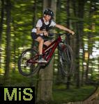 28.08.2024, Bad Wrishofen im Allgu, Sommerferien in Bayern, viel Zeit fr Schulkinder fr ihre Freizeitaktivitten. Philipp aus Bad Wrishofen beim Mountainbiken im Wald, (Modelreleased) 