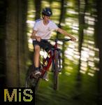 28.08.2024, Bad Wrishofen im Allgu, Sommerferien in Bayern, viel Zeit fr Schulkinder fr ihre Freizeitaktivitten. Philipp aus Bad Wrishofen beim Mountainbiken im Wald, (Modelreleased) 