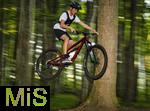 28.08.2024, Bad Wrishofen im Allgu, Sommerferien in Bayern, viel Zeit fr Schulkinder fr ihre Freizeitaktivitten. Philipp aus Bad Wrishofen beim Mountainbiken im Wald, (Modelreleased) 