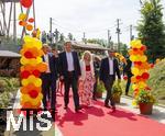 30.08.2024, Skylinepark Rammingen (Unterallgu) bei Bad Wrishofen, Bayerns grter Freizeitpark feiert das 25-Jhrige Jubilum.  Auf dem Bild, Betreiber Joachim Lwenthal, Dr. Markus Sder, Ministerprsident Bayern, Petra Lwenthal, Klaus Holetschek.