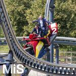 30.08.2024, Skylinepark Rammingen (Unterallgu) bei Bad Wrishofen, Bayerns grter Freizeitpark feiert das 25-Jhrige Jubilum. vorne: Klaus Holetschek (MdL) im SkyDragster Fahrgeschft als Lenker.