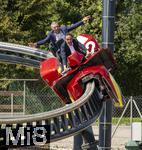 30.08.2024, Skylinepark Rammingen (Unterallgu) bei Bad Wrishofen, Bayerns grter Freizeitpark feiert das 25-Jhrige Jubilum. vorne: Klaus Holetschek (MdL) im SkyDragster Fahrgeschft als Lenker.