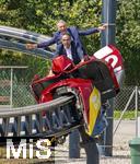 30.08.2024, Skylinepark Rammingen (Unterallgu) bei Bad Wrishofen, Bayerns grter Freizeitpark feiert das 25-Jhrige Jubilum. vorne: Klaus Holetschek (MdL) im SkyDragster Fahrgeschft als Lenker.