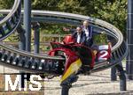 30.08.2024, Skylinepark Rammingen (Unterallgu) bei Bad Wrishofen, Bayerns grter Freizeitpark feiert das 25-Jhrige Jubilum. li: Klaus Holetschek (MdL) im SkyDragster Fahrgeschft als Lenker.