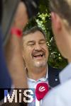 30.08.2024, Skylinepark Rammingen (Unterallgu) bei Bad Wrishofen, Bayerns grter Freizeitpark feiert das 25-Jhrige Jubilum. Ehrengast Ministerprsident von Bayern, Dr. Markus Sder lachen beim Interview.