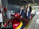 30.08.2024, Skylinepark Rammingen (Unterallgu) bei Bad Wrishofen, Bayerns grter Freizeitpark feiert das 25-Jhrige Jubilum. Ehrengast Ministerprsident von Bayern, Dr. Markus Sder (li, CSU) beim Rundgang durch den Park und dem Foto auf einem Fahrgeschft. Mit den Familienmitgliedern der Betreiberfamile Lwenthal und MdL Klaus Holetschek (mitte).