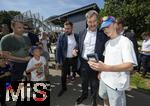 30.08.2024, Skylinepark Rammingen (Unterallgu) bei Bad Wrishofen, Bayerns grter Freizeitpark feiert das 25-Jhrige Jubilum. Ehrengast Ministerprsident von Bayern, Dr. Markus Sder (CSU) beim Rundgang durch den Park. Fr seine jungen Fans muss er Selfies machen.