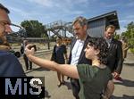 30.08.2024, Skylinepark Rammingen (Unterallgu) bei Bad Wrishofen, Bayerns grter Freizeitpark feiert das 25-Jhrige Jubilum. Ehrengast Ministerprsident von Bayern, Dr. Markus Sder (CSU) beim Rundgang durch den Park. Fr seine jungen Fans muss er Selfies machen.