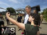 30.08.2024, Skylinepark Rammingen (Unterallgu) bei Bad Wrishofen, Bayerns grter Freizeitpark feiert das 25-Jhrige Jubilum. Ehrengast Ministerprsident von Bayern, Dr. Markus Sder (CSU) beim Rundgang durch den Park. Fr seine jungen Fans muss er Selfies machen.