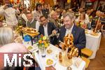 30.08.2024, Skylinepark Rammingen (Unterallgu) bei Bad Wrishofen, Bayerns grter Freizeitpark feiert das 25-Jhrige Jubilum. Ehrengast Ministerprsident von Bayern, Dr. Markus Sder (re, CSU) am Tisch mit Joachim Lwenthal (li, Betreiber Skylinepark) der auch seinen 70. Geburtstag feiert.  