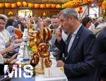 30.08.2024, Skylinepark Rammingen (Unterallgu) bei Bad Wrishofen, Bayerns grter Freizeitpark feiert das 25-Jhrige Jubilum.  Dr. Markus Sder, Ministerprsident Bayern (CSU) am Tisch bei bayerischer Brotzeit mit Brezen un Hartwurst.