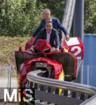 30.08.2024, Skylinepark Rammingen (Unterallgu) bei Bad Wrishofen, Bayerns grter Freizeitpark feiert das 25-Jhrige Jubilum.  vorne: Klaus Holetschek (MdL) im SkyDragster Fahrgeschft als Lenker, hinten Harry Lwenthal.