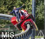 30.08.2024, Skylinepark Rammingen (Unterallgu) bei Bad Wrishofen, Bayerns grter Freizeitpark feiert das 25-Jhrige Jubilum.  vorne: Klaus Holetschek (MdL) im SkyDragster Fahrgeschft als Lenker, hinten Harry Lwenthal. 