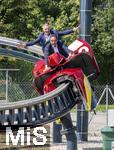 30.08.2024, Skylinepark Rammingen (Unterallgu) bei Bad Wrishofen, Bayerns grter Freizeitpark feiert das 25-Jhrige Jubilum.  vorne: Klaus Holetschek (MdL) im SkyDragster Fahrgeschft als Lenker, hinten Harry Lwenthal. 