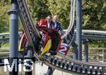 30.08.2024, Skylinepark Rammingen (Unterallgu) bei Bad Wrishofen, Bayerns grter Freizeitpark feiert das 25-Jhrige Jubilum.  vorne: Klaus Holetschek (MdL) im SkyDragster Fahrgeschft als Lenker, hinten Harry Lwenthal. 