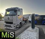 01.09.2024, Mercedes Elektro-LKW-Testmodel ldt an einer Schnellladesule bei einem Mercedes-Hndler in Bad Wrishofen seinen Akku fr eine Testfahrt mit Beton-Gewichten als Ladung auf. eActros 600 Daimler Benz