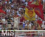 01.09.2024, Fussball 1. Bundesliga 2024/2025, 2. Spieltag,  FC Bayern Mnchen - SC Freiburg, in der Allianz-Arena Mnchen, Thomas Mller (FC Bayern Mnchen) und die Sdkurvenfans der Bayern feiern nach dem Spiel  den Rekordspieler.


