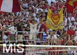 01.09.2024, Fussball 1. Bundesliga 2024/2025, 2. Spieltag,  FC Bayern Mnchen - SC Freiburg, in der Allianz-Arena Mnchen, Thomas Mller (FC Bayern Mnchen) und die Sdkurvenfans der Bayern feiern nach dem Spiel  den Rekordspieler.


