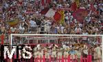 01.09.2024, Fussball 1. Bundesliga 2024/2025, 2. Spieltag,  FC Bayern Mnchen - SC Freiburg, in der Allianz-Arena Mnchen, Thomas Mller (FC Bayern Mnchen) und die Sdkurvenfans der Bayern feiern nach dem Spiel  den Rekordspieler.
 

