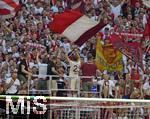 01.09.2024, Fussball 1. Bundesliga 2024/2025, 2. Spieltag,  FC Bayern Mnchen - SC Freiburg, in der Allianz-Arena Mnchen, Thomas Mller (FC Bayern Mnchen) und die Sdkurvenfans der Bayern feiern nach dem Spiel  den Rekordspieler.


