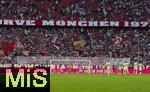 01.09.2024, Fussball 1. Bundesliga 2024/2025, 2. Spieltag,  FC Bayern Mnchen - SC Freiburg, in der Allianz-Arena Mnchen, Thomas Mller (FC Bayern Mnchen) und die Sdkurvenfans der Bayern feiern nach dem Spiel  den Rekordspieler. 710 mal 100 Prozent fr Bayern und kein Ende in sicht?


