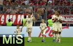 01.09.2024, Fussball 1. Bundesliga 2024/2025, 2. Spieltag,  FC Bayern Mnchen - SC Freiburg, in der Allianz-Arena Mnchen, Raphael Guerreiro (FC Bayern Mnchen) mit Kinder auf dem Platz nach dem Spiel


