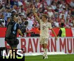 01.09.2024, Fussball 1. Bundesliga 2024/2025, 2. Spieltag,  FC Bayern Mnchen - SC Freiburg, in der Allianz-Arena Mnchen, Die Fans feiern nach dem Thomas Mller (FC Bayern Mnchen) den Rekordspieler. 

