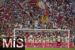 01.09.2024, Fussball 1. Bundesliga 2024/2025, 2. Spieltag,  FC Bayern Mnchen - SC Freiburg, in der Allianz-Arena Mnchen, Thomas Mller (FC Bayern Mnchen) und die Sdkurvenfans der Bayern feiern nach dem Spiel  den Rekordspieler.
 

