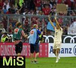 01.09.2024, Fussball 1. Bundesliga 2024/2025, 2. Spieltag,  FC Bayern Mnchen - SC Freiburg, in der Allianz-Arena Mnchen, Die Fans feiern nach dem Thomas Mller (FC Bayern Mnchen) den Rekordspieler. 

