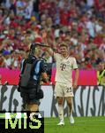 01.09.2024, Fussball 1. Bundesliga 2024/2025, 2. Spieltag,  FC Bayern Mnchen - SC Freiburg, in der Allianz-Arena Mnchen, Die Fans feiern nach dem Thomas Mller (FC Bayern Mnchen) den Rekordspieler. 

