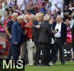 01.09.2024, Fussball 1. Bundesliga 2024/2025, 2. Spieltag,  FC Bayern Mnchen - SC Freiburg, in der Allianz-Arena Mnchen, Ehren-Prsident und Aufsichtsratsmitglied Uli Hoene (FC Bayern, Hoeness) mit Sepp Maier (FC Bayern Mnchen)


