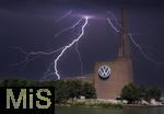 04.09.2024, Wolfsburg in Niedersachsen, VW-Werk am Elbe-Seitenkanal. Bildmontage: Gewitterhimmel ber Volkswagen. (MONTAGE)