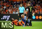 10.09.2024, Fussball UEFA Nations League 2024/25, Gruppe 3, 2. Spieltag, Niederlande - Deutschland, in der Johan Cruyff Arena Amsterdam. Nathan Ake (Niederlande) liegt verletzt am Boden und muss behandelt werden