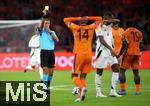 10.09.2024, Fussball UEFA Nations League 2024/25, Gruppe 3, 2. Spieltag, Niederlande - Deutschland, in der Johan Cruyff Arena Amsterdam. Schiedsrichter Davide Massa (ITA) zeigt Jonathan Tah (Deutschland) die gelbe Karte