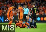 10.09.2024, Fussball UEFA Nations League 2024/25, Gruppe 3, 2. Spieltag, Niederlande - Deutschland, in der Johan Cruyff Arena Amsterdam. (L-R) Virgil van Dijk (Niederlande), Nathan Ake (Niederlande) liegt verletzt am Boden und muss behandelt werden, Cody Gakpo (Niederlande), Schiedsrichter Davide Massa (ITA) und Torwart Marc-Andre ter Stegen (Deutschland) stehen daneben