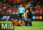 10.09.2024, Fussball UEFA Nations League 2024/25, Gruppe 3, 2. Spieltag, Niederlande - Deutschland, in der Johan Cruyff Arena Amsterdam. (L-R) Nathan Ake (Niederlande) liegt verletzt am Boden und muss behandelt werden, Schiedsrichter Davide Massa (ITA), Cody Gakpo (Niederlande), Torwart Marc-Andre ter Stegen (Deutschland) stehen daneben