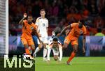 10.09.2024, Fussball UEFA Nations League 2024/25, Gruppe 3, 2. Spieltag, Niederlande - Deutschland, in der Johan Cruyff Arena Amsterdam. (L-R) Ryan Gravenberch (Niederlande) gegen Jamal Musiala (Deutschland) und Denzel Dumfries (Niederlande)