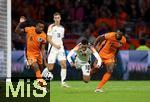 10.09.2024, Fussball UEFA Nations League 2024/25, Gruppe 3, 2. Spieltag, Niederlande - Deutschland, in der Johan Cruyff Arena Amsterdam. (L-R) Ryan Gravenberch (Niederlande) gegen Jamal Musiala (Deutschland) und Denzel Dumfries (Niederlande)