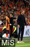 10.09.2024, Fussball UEFA Nations League 2024/25, Gruppe 3, 2. Spieltag, Niederlande - Deutschland, in der Johan Cruyff Arena Amsterdam. (L-R) Lutsharel Geertruida (Niederlande) und Trainer Ronald Koeman (Niederlande)