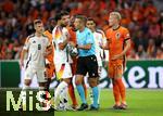 10.09.2024, Fussball UEFA Nations League 2024/25, Gruppe 3, 2. Spieltag, Niederlande - Deutschland, in der Johan Cruyff Arena Amsterdam. die Spieler beider Mannschaften reden auf Schiedsrichter Davide Massa (ITA) ein