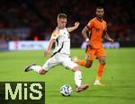 10.09.2024, Fussball UEFA Nations League 2024/25, Gruppe 3, 2. Spieltag, Niederlande - Deutschland, in der Johan Cruyff Arena Amsterdam. (L-R) Joshua Kimmich (Deutschland) gegen Cody Gakpo (Niederlande)