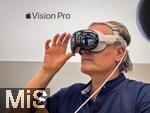 12.09.2024, Apple Vision Pro beim antesten eines Kunden im Shop (Modelreleased)  