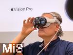 12.09.2024, Apple Vision Pro beim antesten eines Kunden im Shop (Modelreleased)  