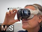 12.09.2024, Apple Vision Pro beim antesten eines Kunden im Shop (Modelreleased)  